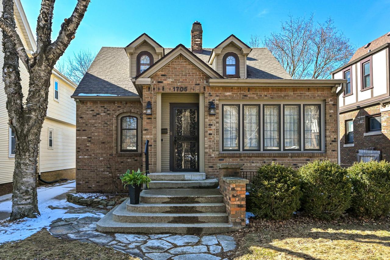 1705 N 68th St, Wauwatosa, WI 53213
