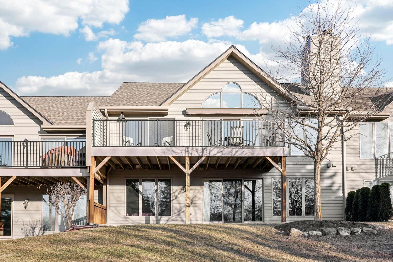 445 Sunset Trl, Hartland, WI 53029