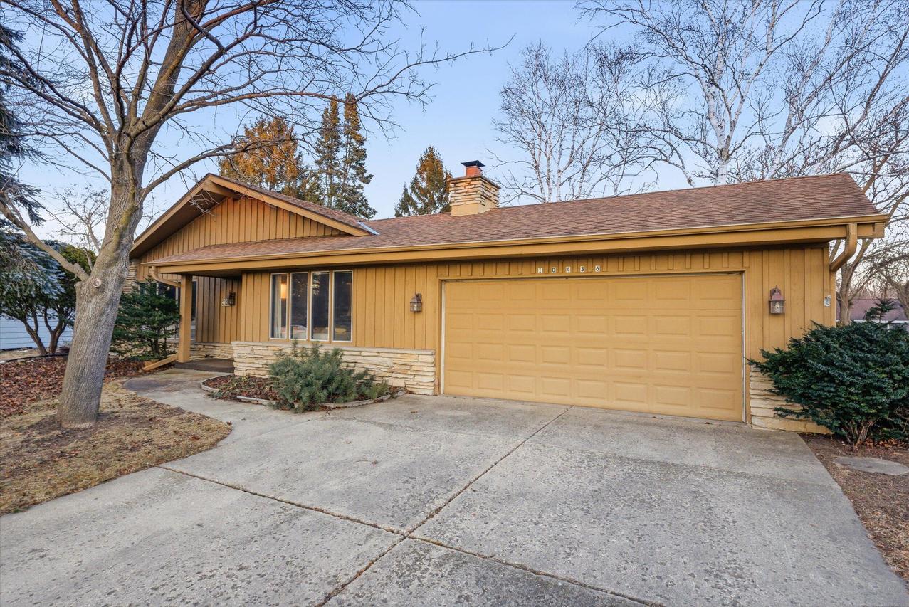 W166N10436 Surrey Dr, Germantown, WI 53022