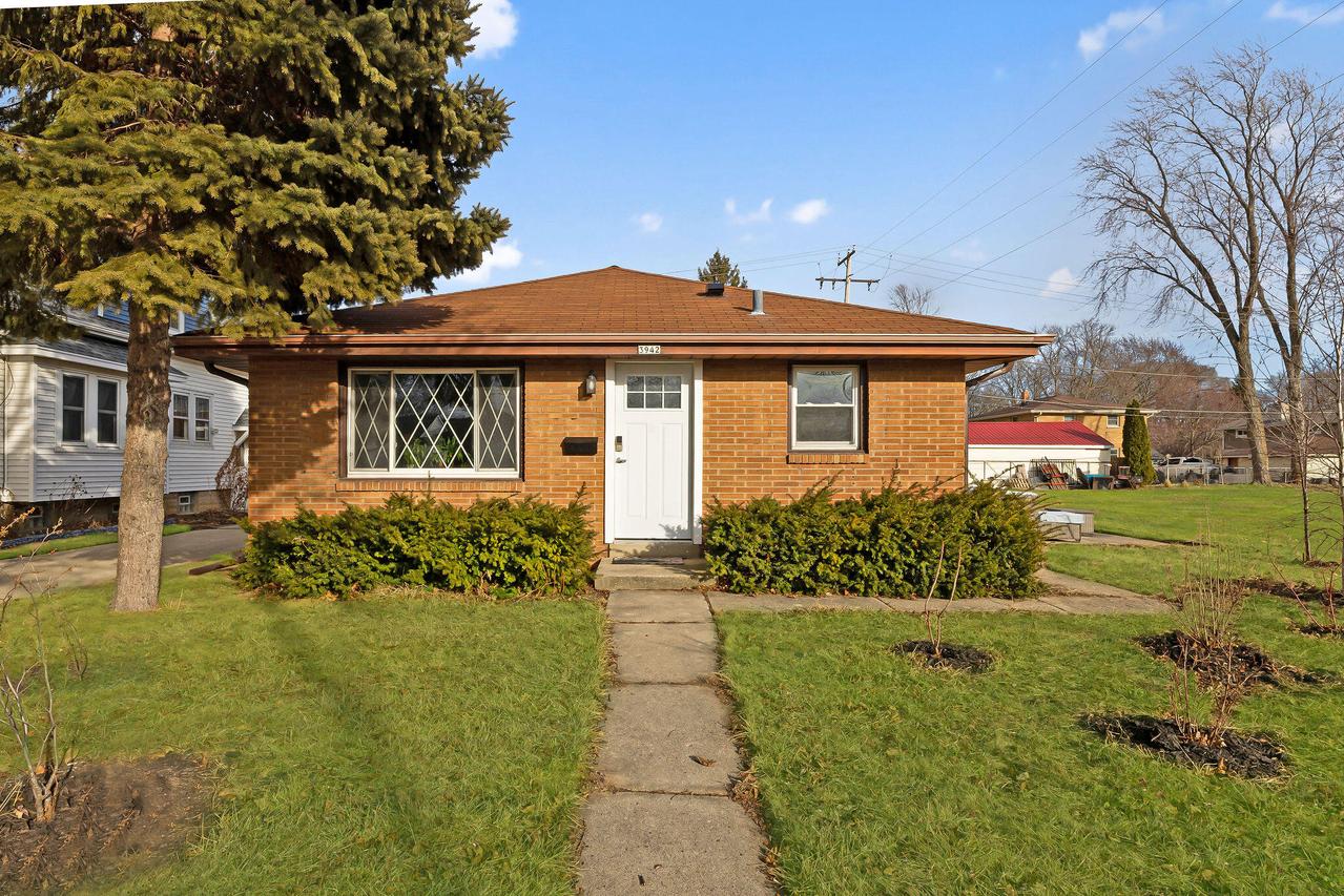 3942 S Troy Ave, Saint Francis, WI 53235