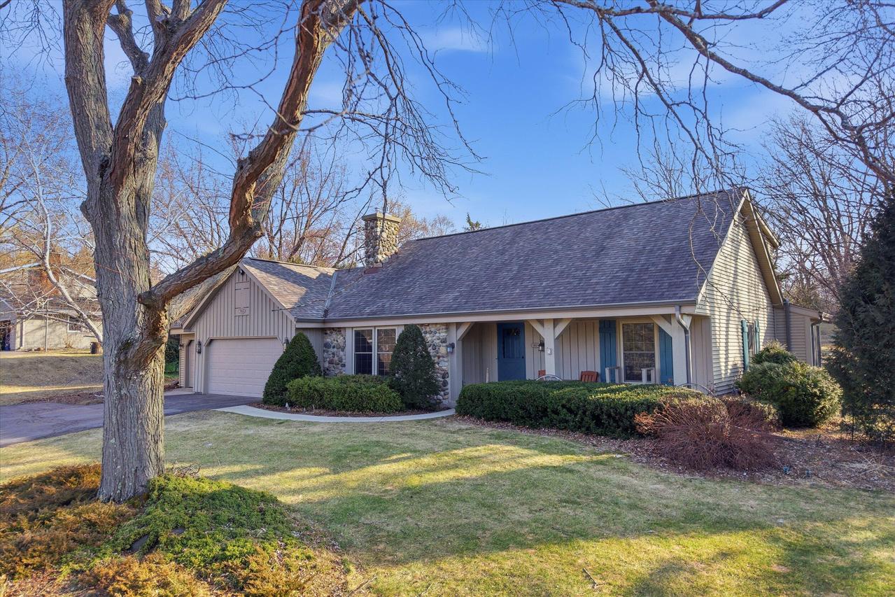 7453 Devonshire Dr, Cedarburg, WI 53012