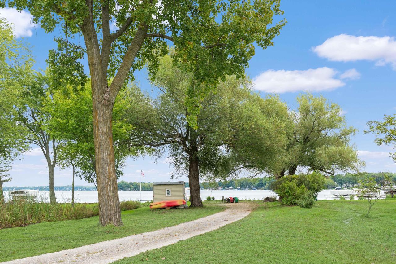 W304N2426 Maple Ave, Delafield, WI 53072