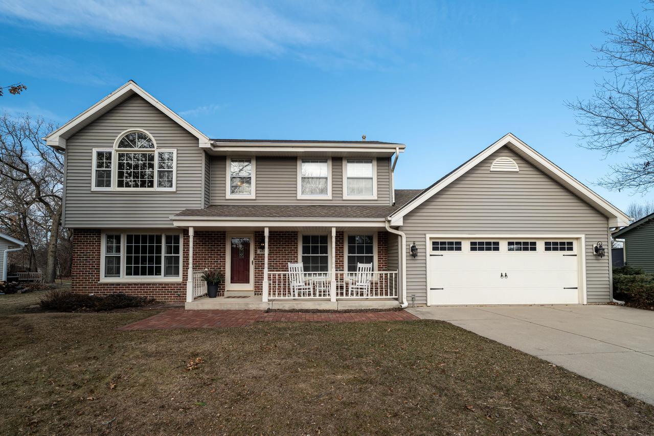 8850 W Lake Pointe Cir, Franklin, WI 53132