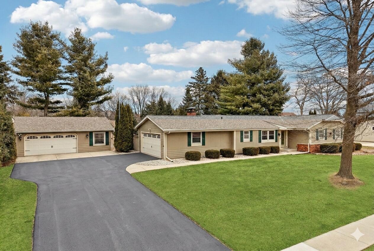 712 Lake Bluff, Oconomowoc, WI 53066