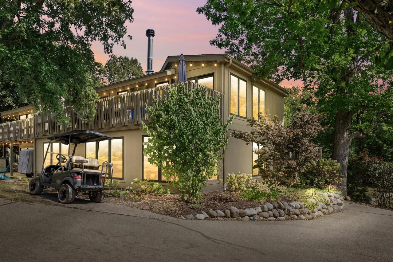 603 Knollwood Cir #A, Fontana, WI 53125