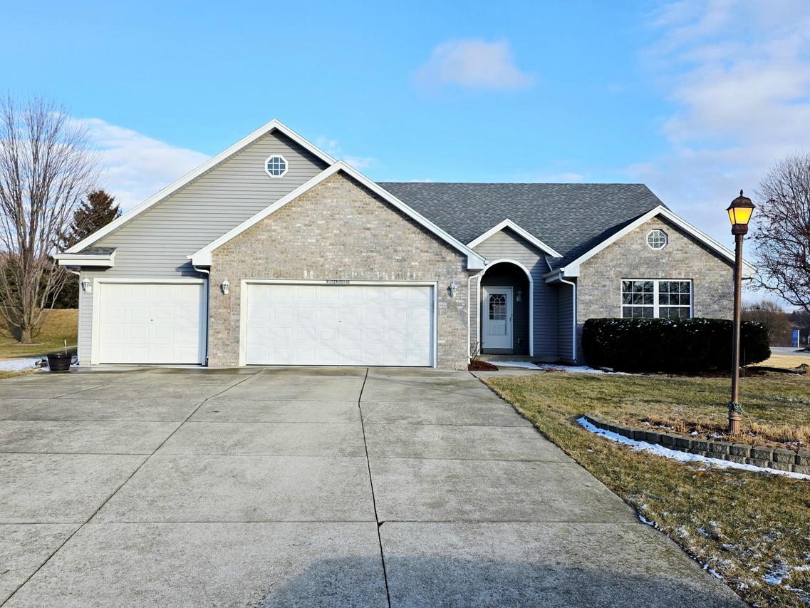 W172N10110 Woodbridge Ln, Germantown, WI 53022