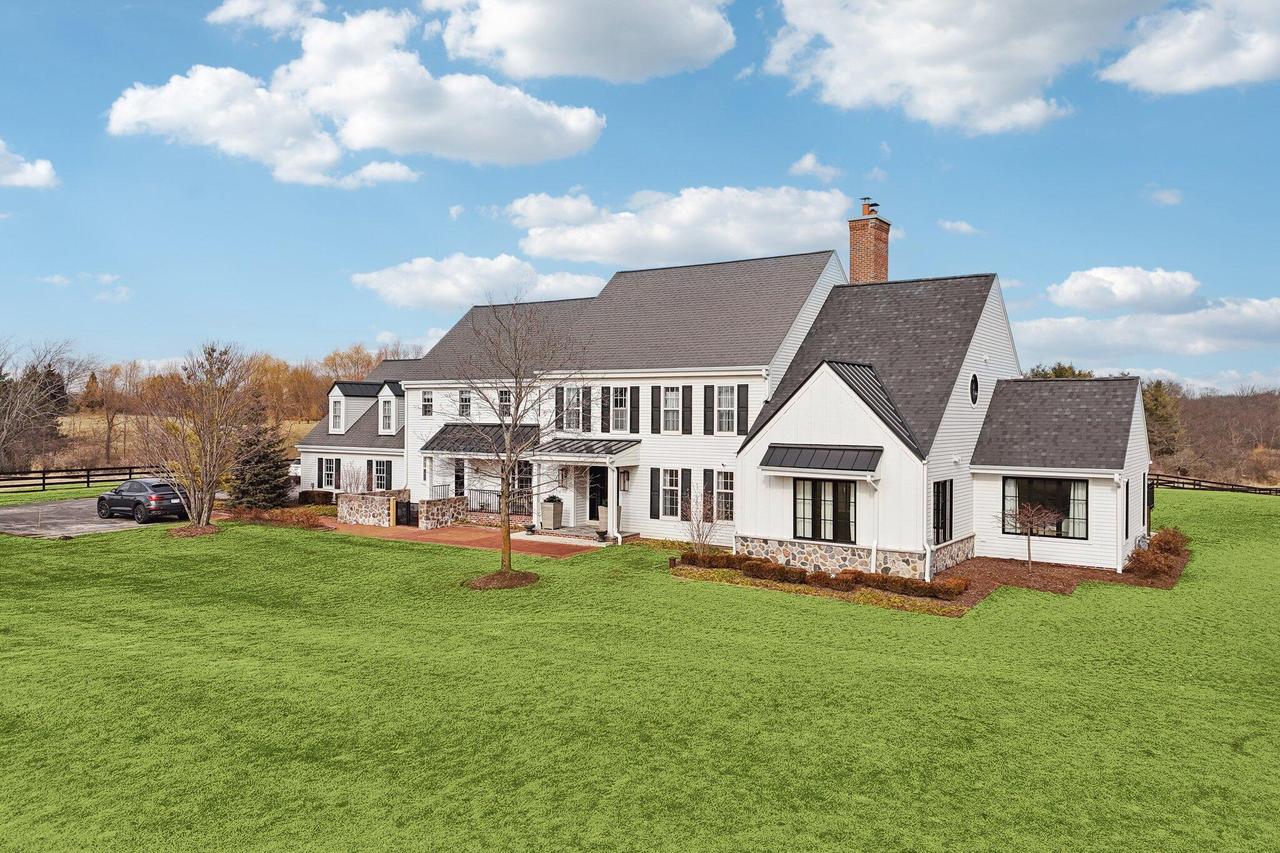 13700 N Riverland Rd, Mequon, WI 53097