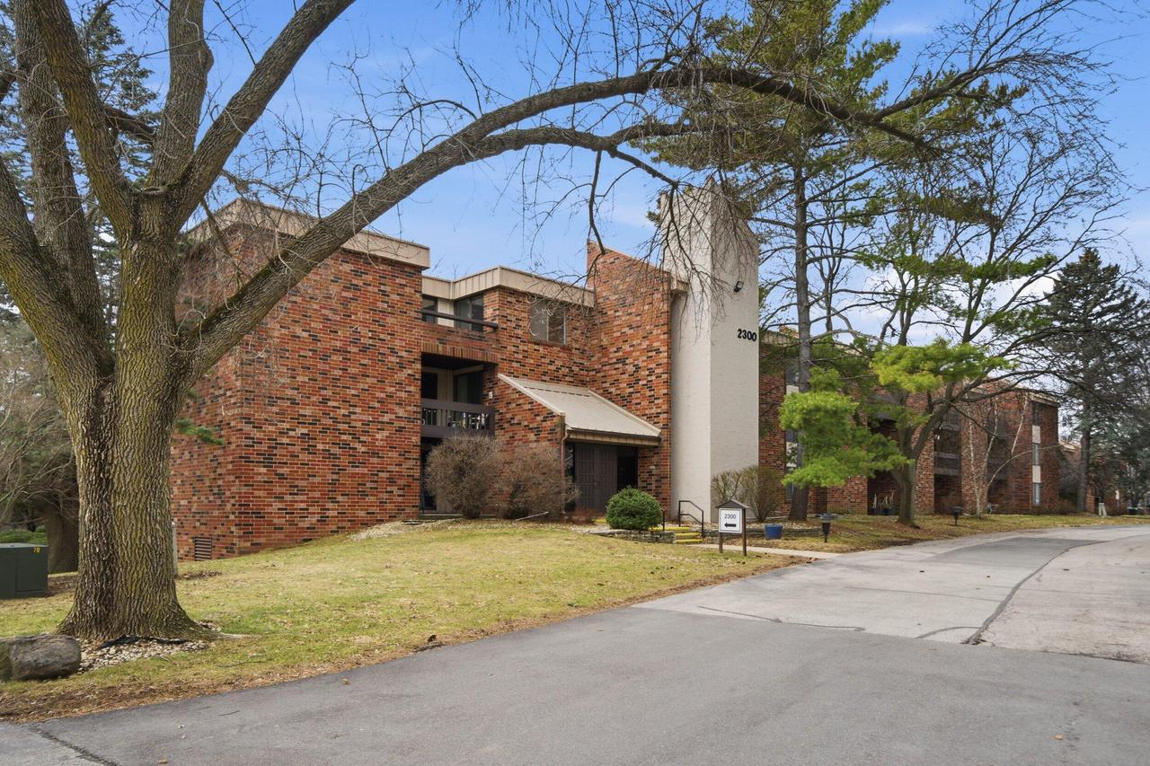 2300 W Good Hope Rd #340, Glendale, WI 53209