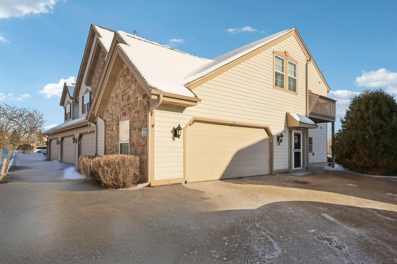 8648 S Roxbury Way, Oak Creek, WI 53154