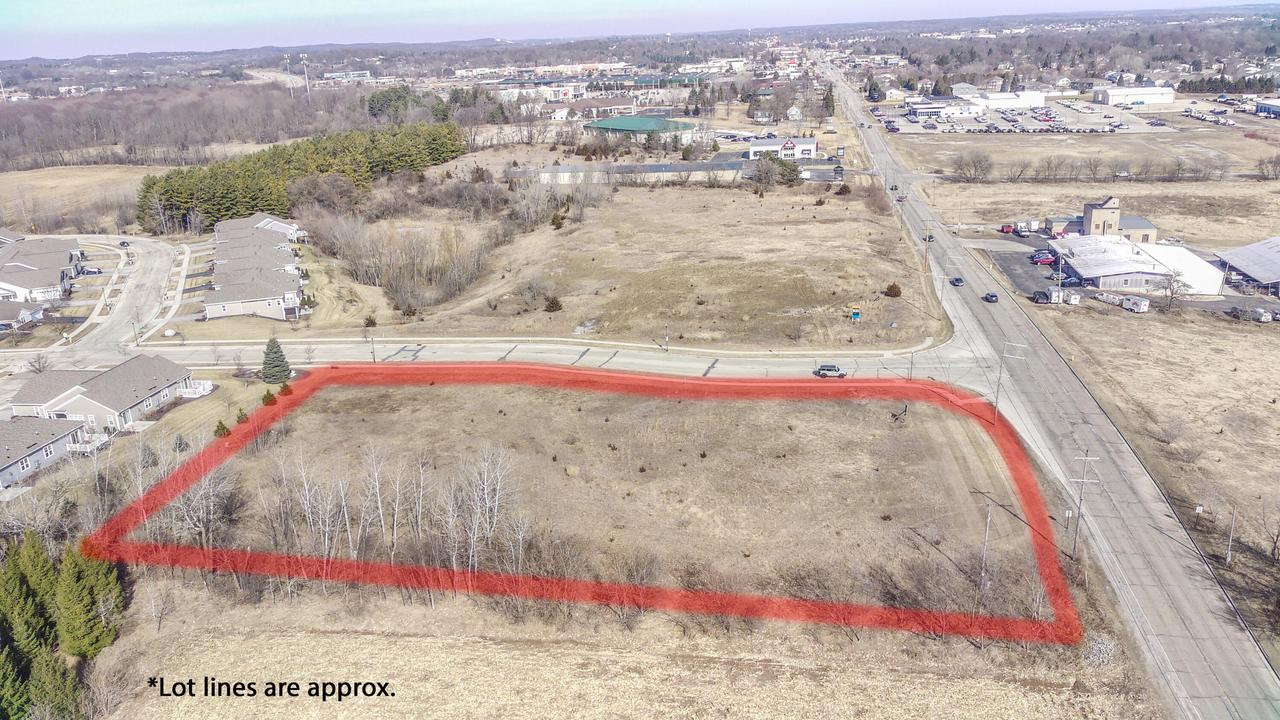 2704 S Main St, West Bend, WI 53095