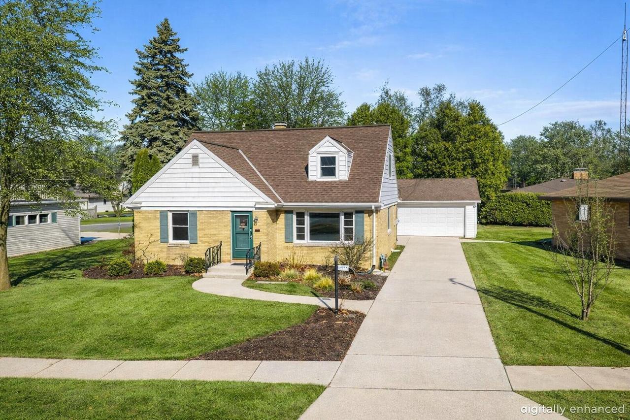 2014 Markham St, Manitowoc, WI 54220