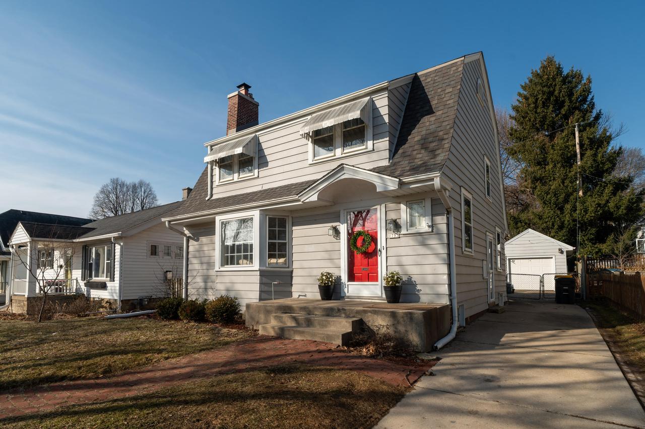 1753 Underwood Ave, Wauwatosa, WI 53213