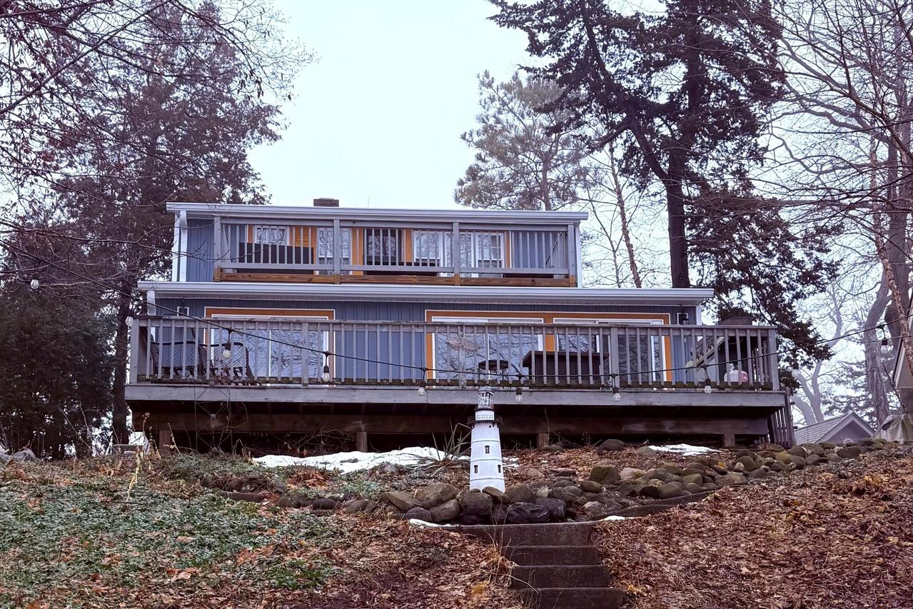 2129 N Peninsula Rd, Summit, WI 53066