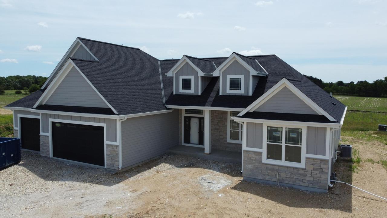 527 Talbots Woods Dr, Dousman, WI 53118