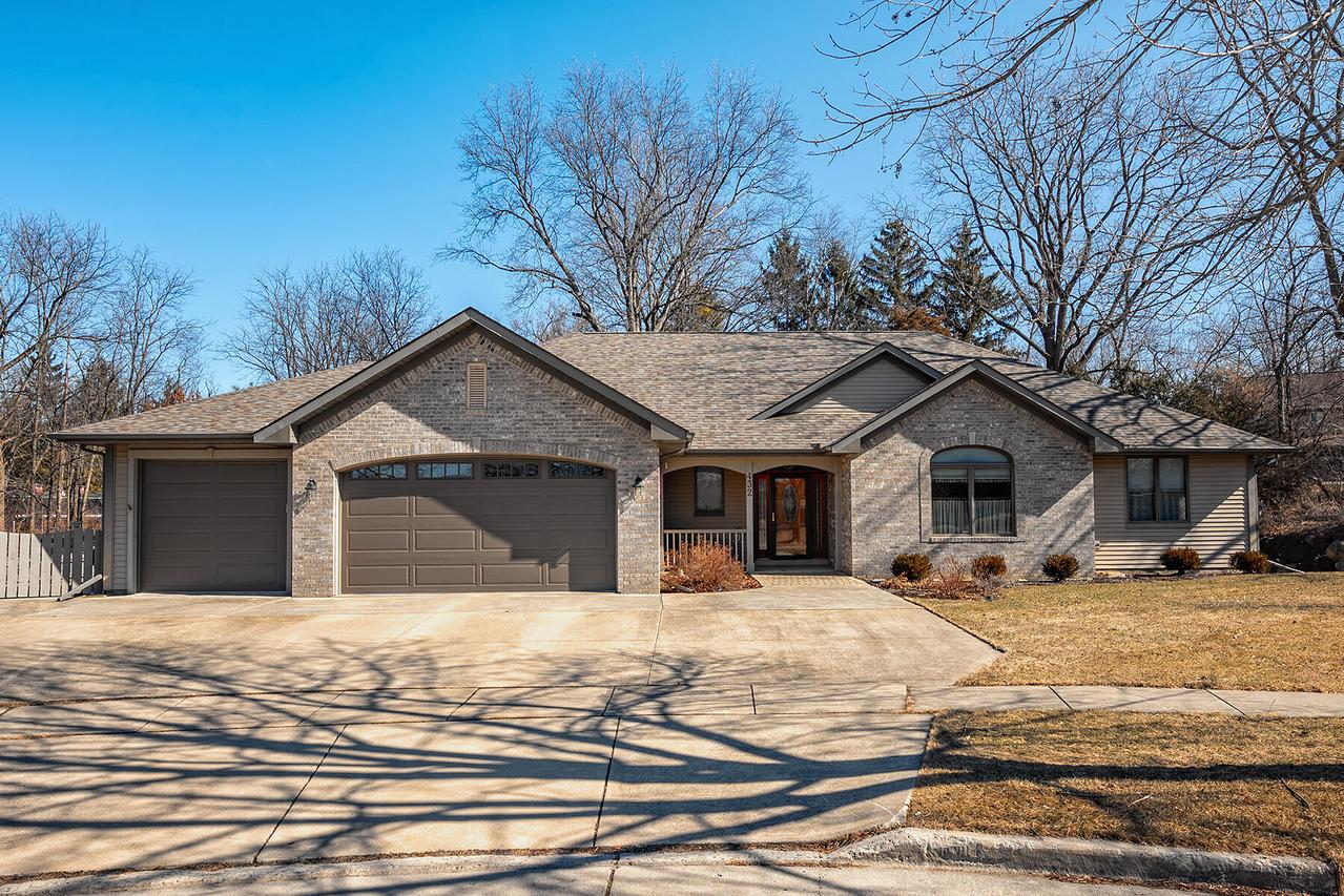 432 Stonewall Ct, Burlington, WI 53105
