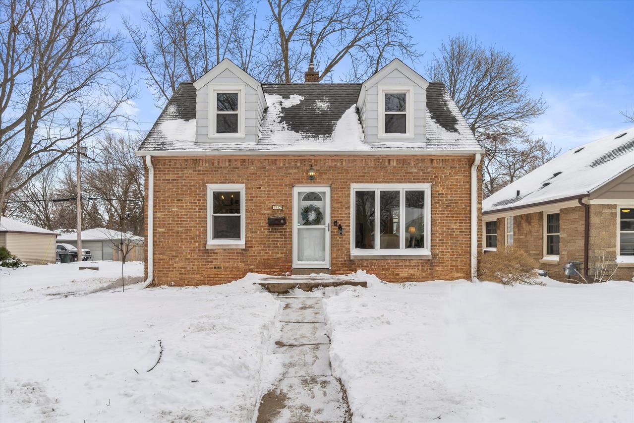 1929 W Marne Ave, Glendale, WI 53209
