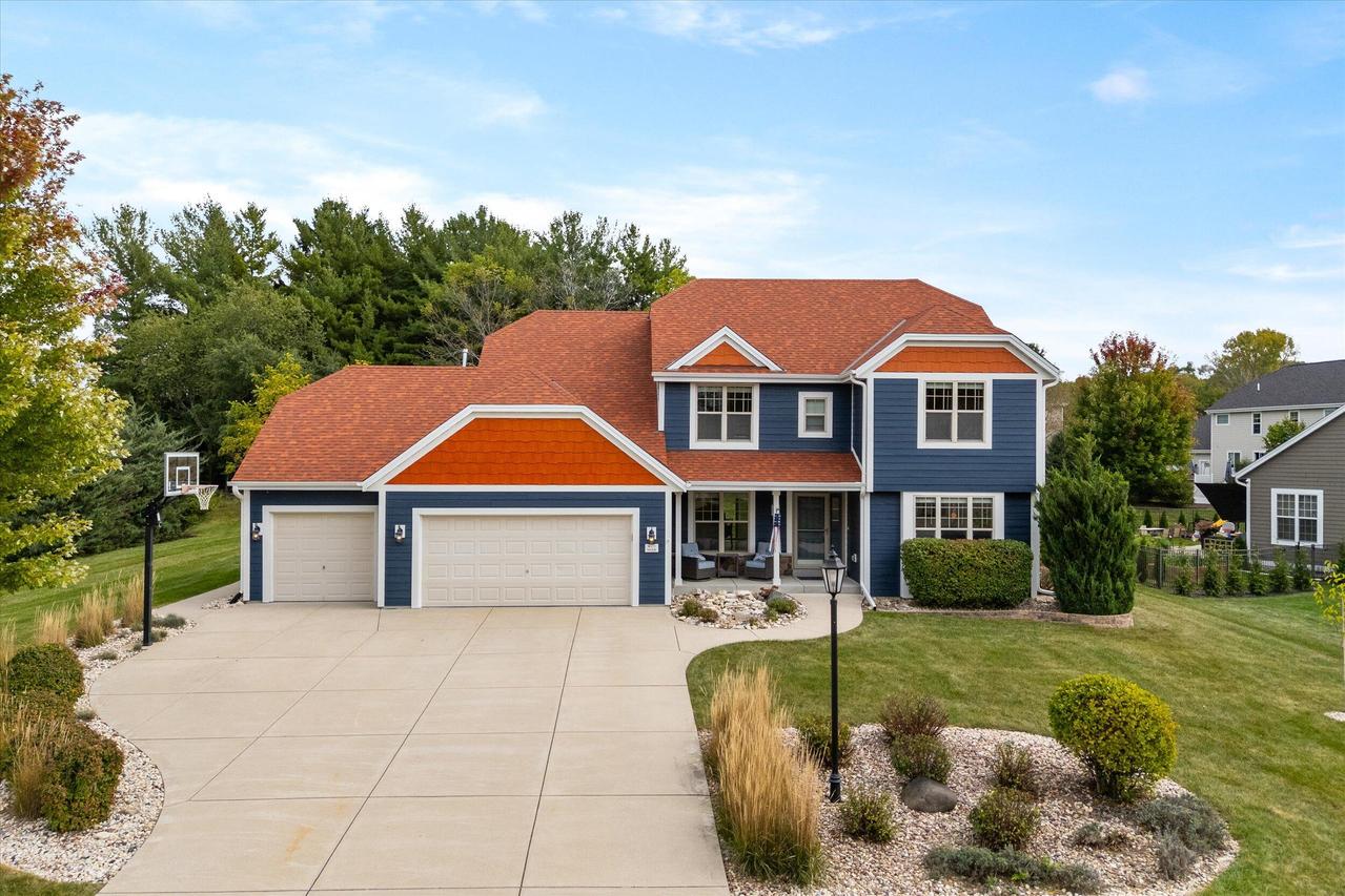 W273N2420 Arlington Ct, Pewaukee, WI 53072