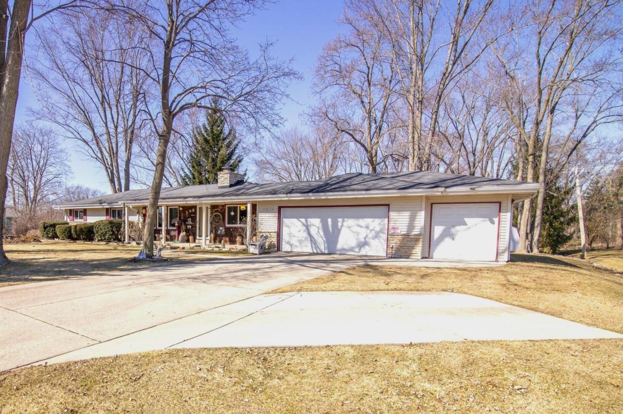 S67W13014 Larkspur Rd, Muskego, WI 53150