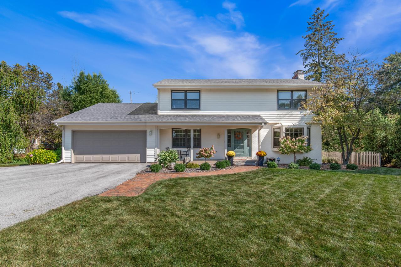 9062 N Lake Dr, Bayside, WI 53217