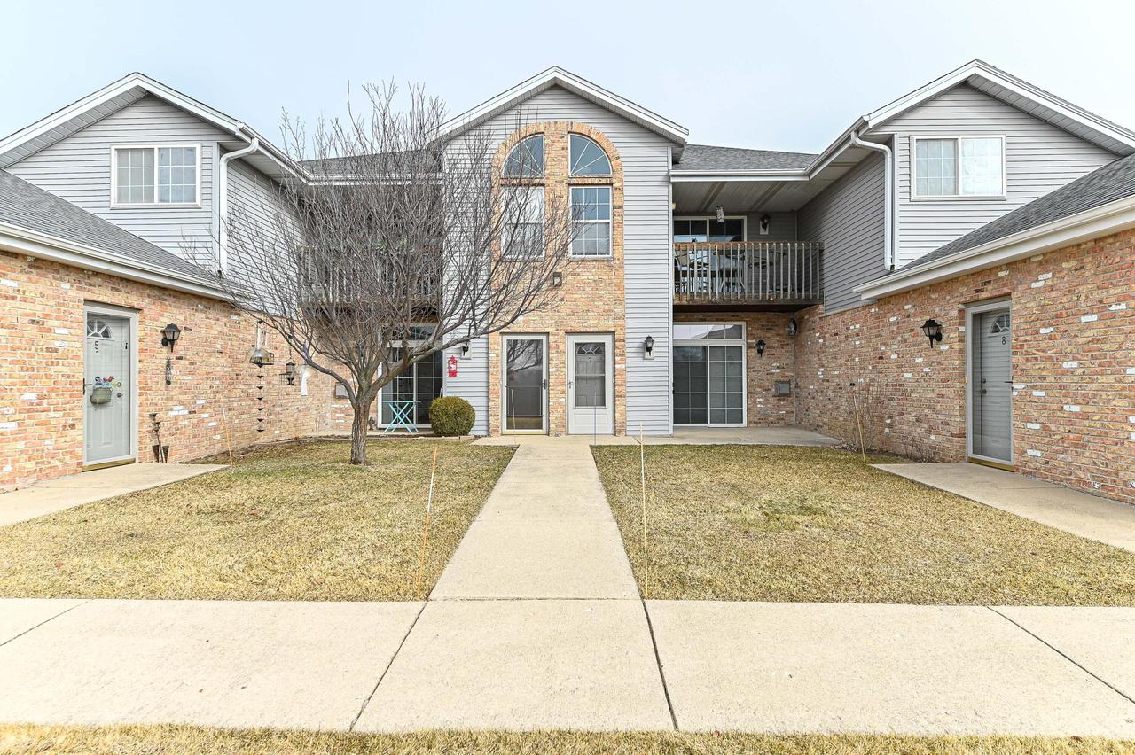 401 W Aspen Dr #7, Oak Creek, WI 53154