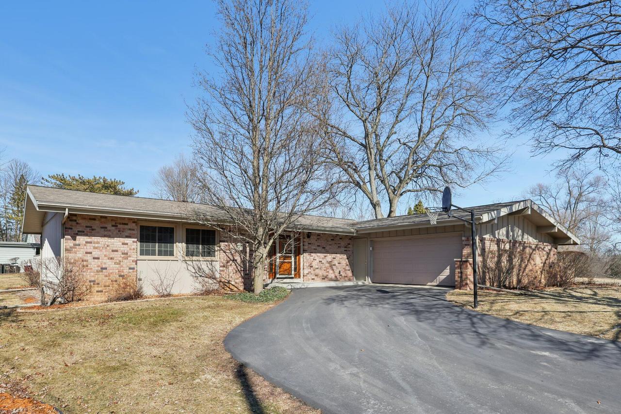 33810 Lynn Ln, Burlington, WI 53105