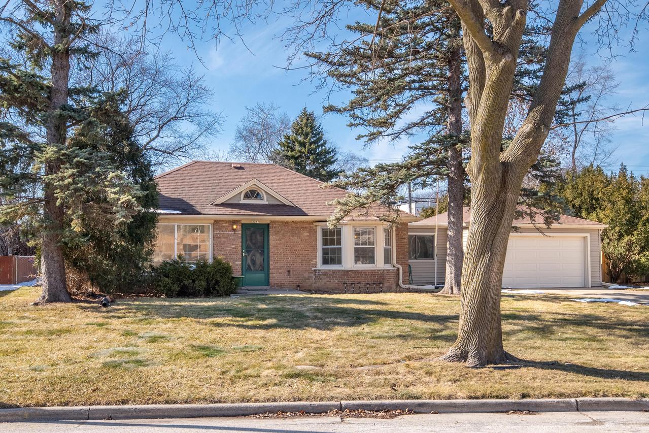3247 N Knoll Blvd, Wauwatosa, WI 53222