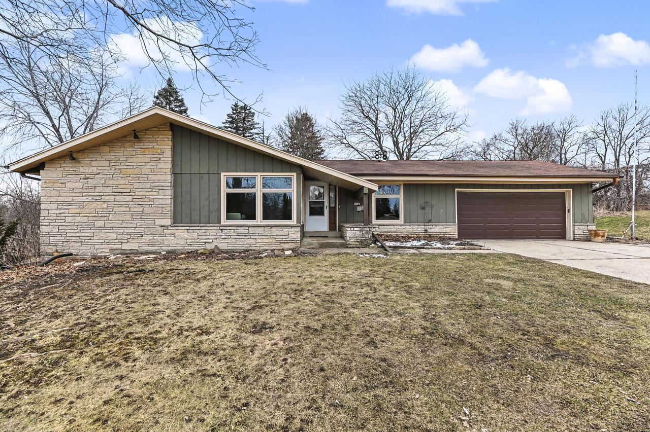 3355 S Cari Adam Dr, New Berlin, WI 53146