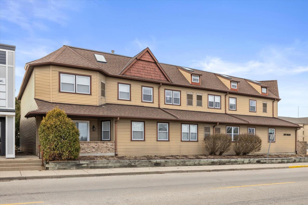 100 Main St #204, Pewaukee, WI 53072
