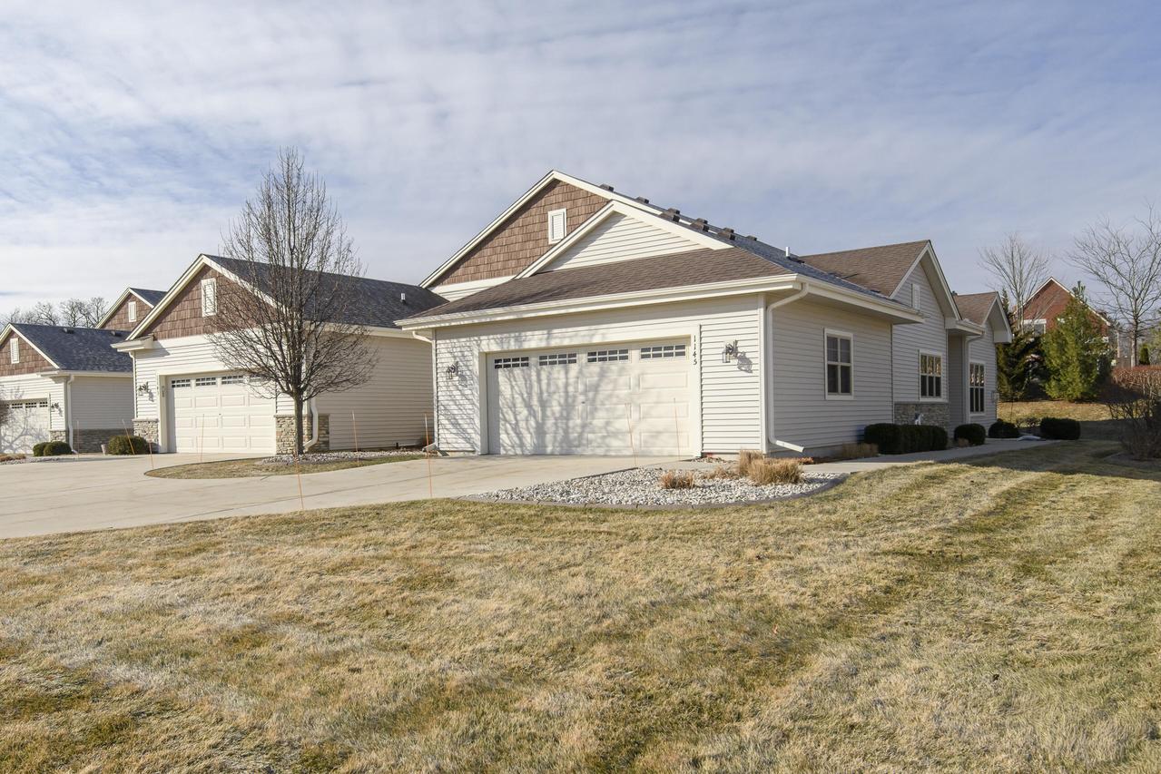 1145 Black Bear Dr, Mukwonago, WI 53149