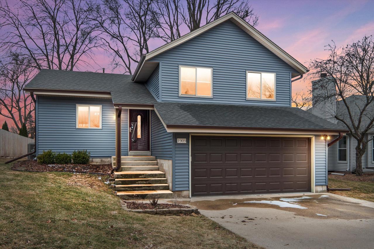 1909 Patricia Ln, Waukesha, WI 53188