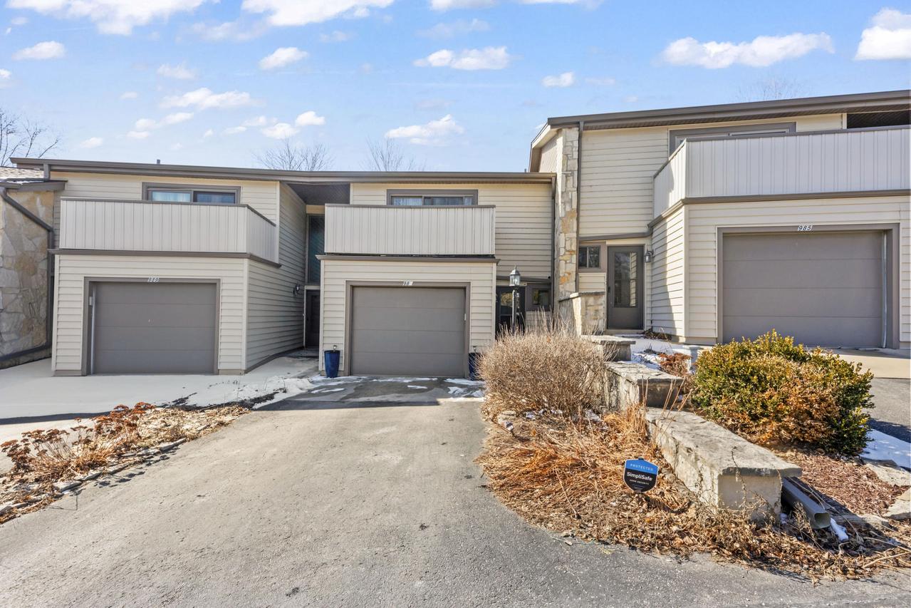 987 Lake Country Ct, Oconomowoc, WI 53066