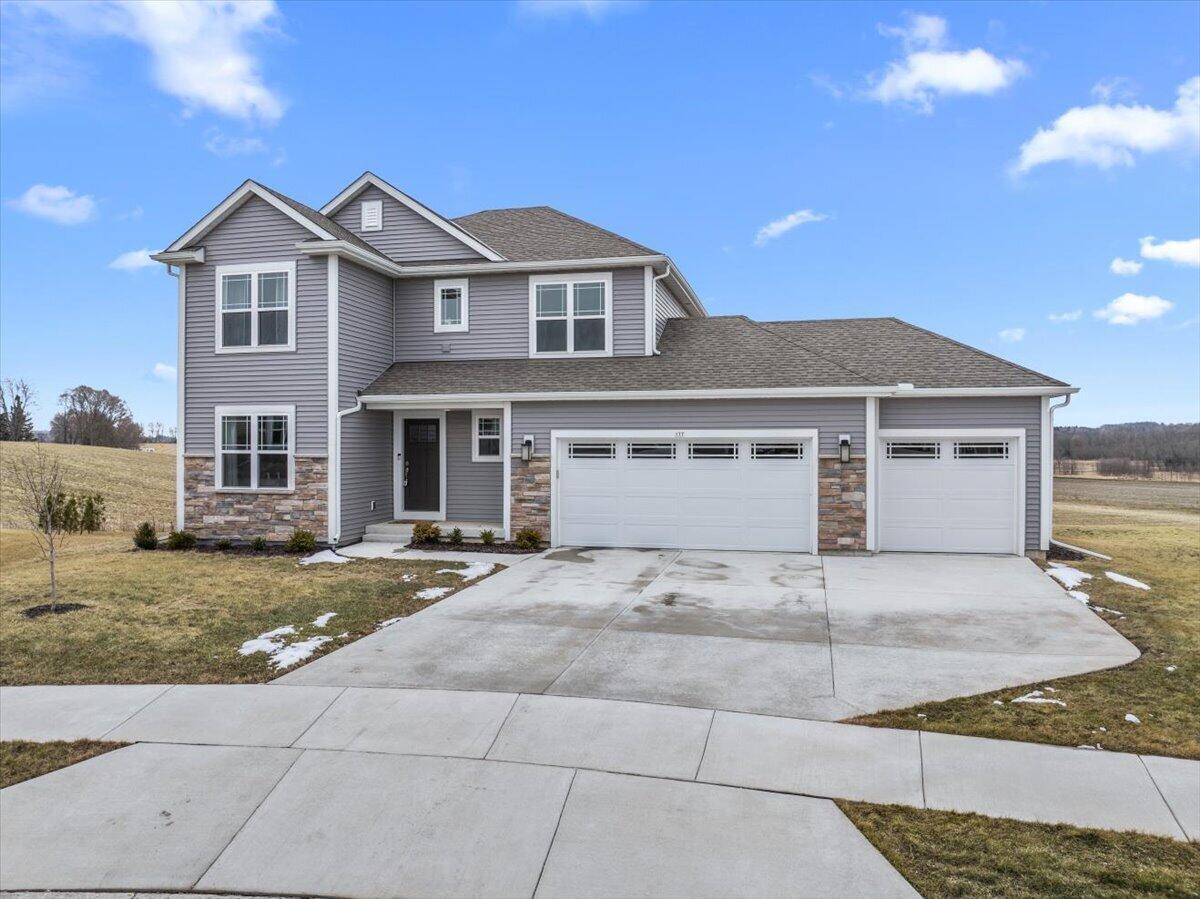 177 Emerald Cir, Saukville, WI 53080