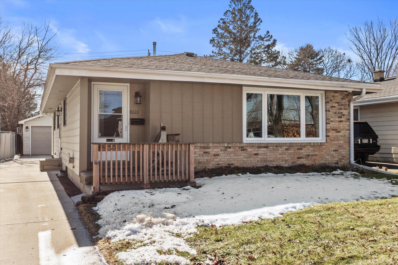 8613 W Schlinger Ave, West Allis, WI 53214