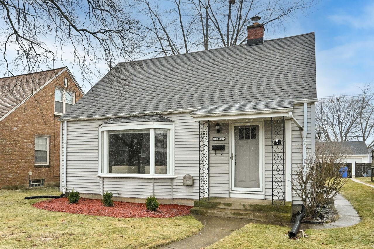 5249 N Bay Ridge, Whitefish Bay, WI 53217