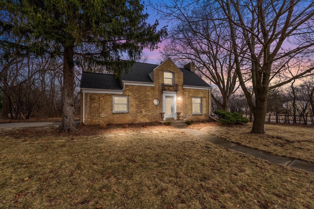 540 Crystal Ln, Elm Grove, WI 53122
