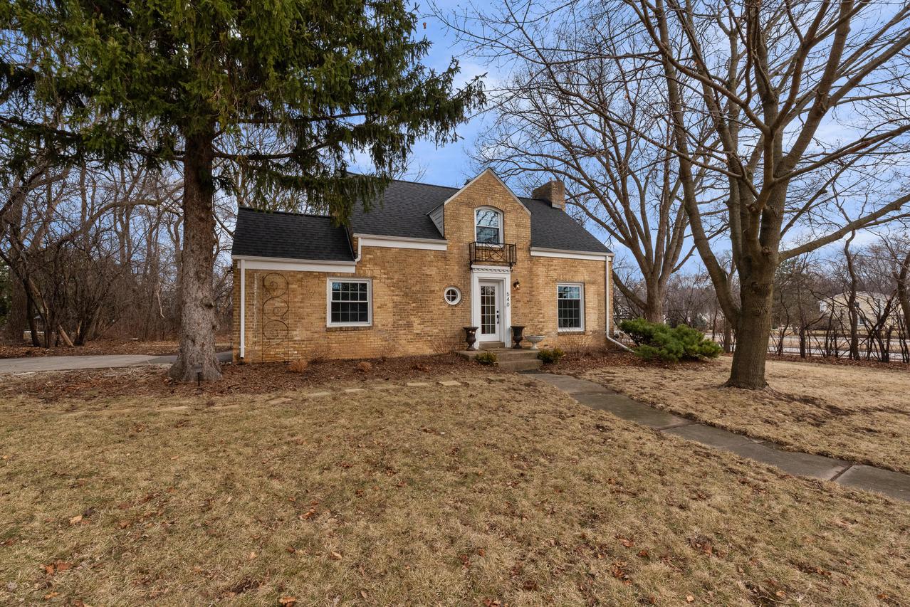 540 Crystal Ln, Elm Grove, WI 53122