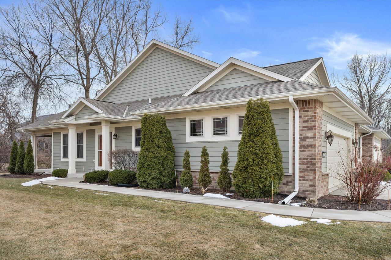 14122 W Honeyager Dr, New Berlin, WI 53151