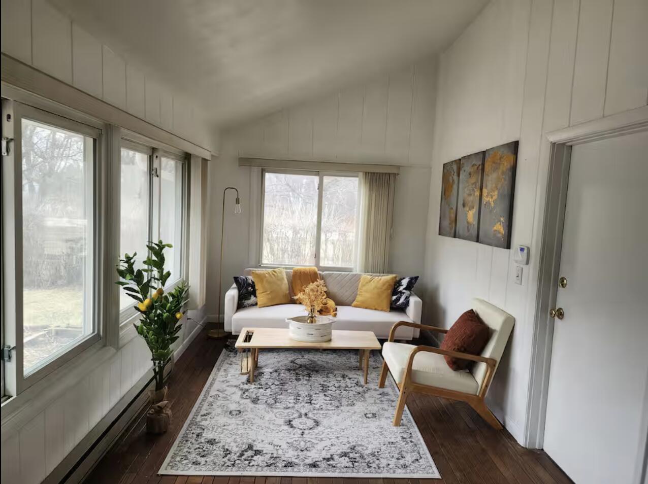 223 W Mequon Rd, Mequon, WI 53092