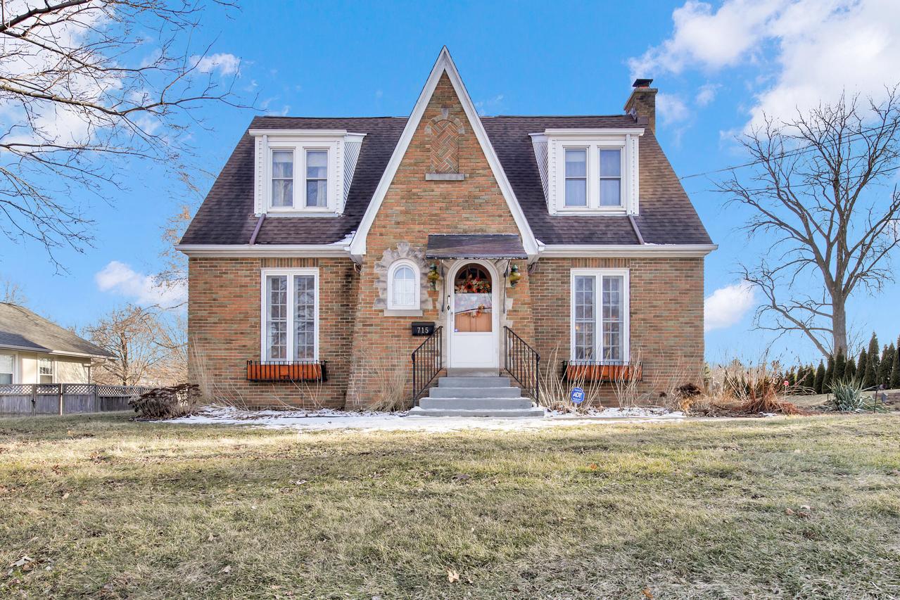 715 E College Ave, Waukesha, WI 53186