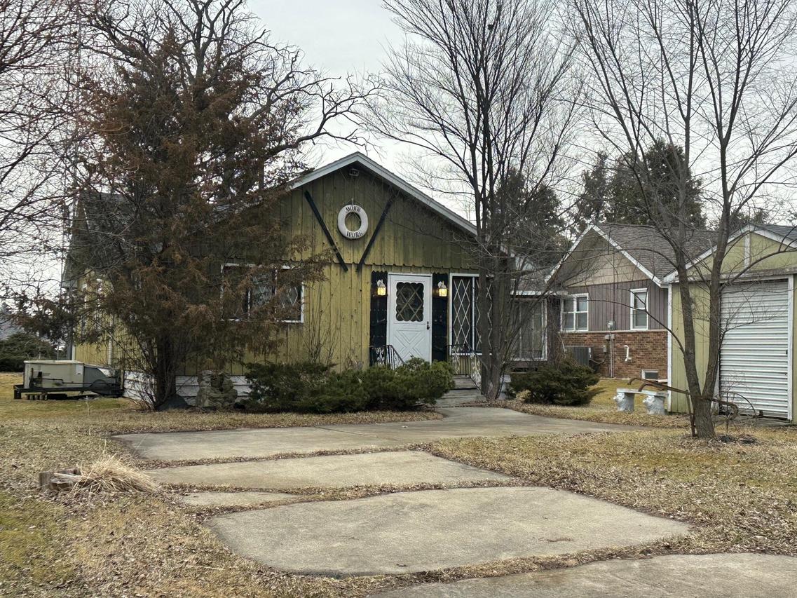 8045-8031 W Lakeshore Dr, Burlington, WI 53105