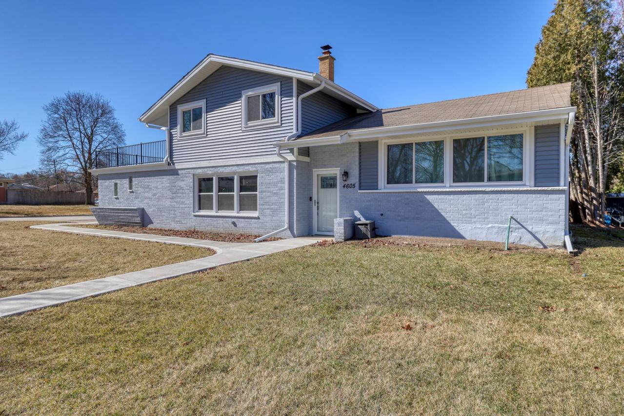 4605 N 107th St, Wauwatosa, WI 53225