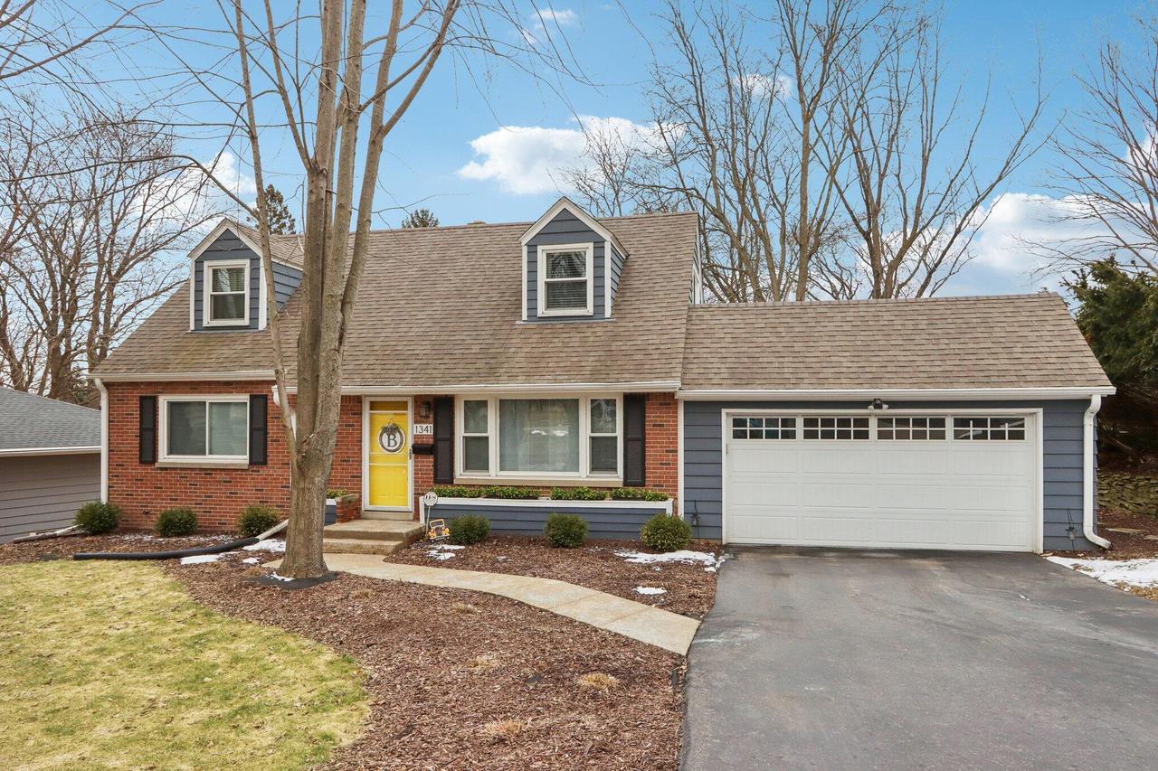 1341 E Roberta Ave, Waukesha, WI 53186