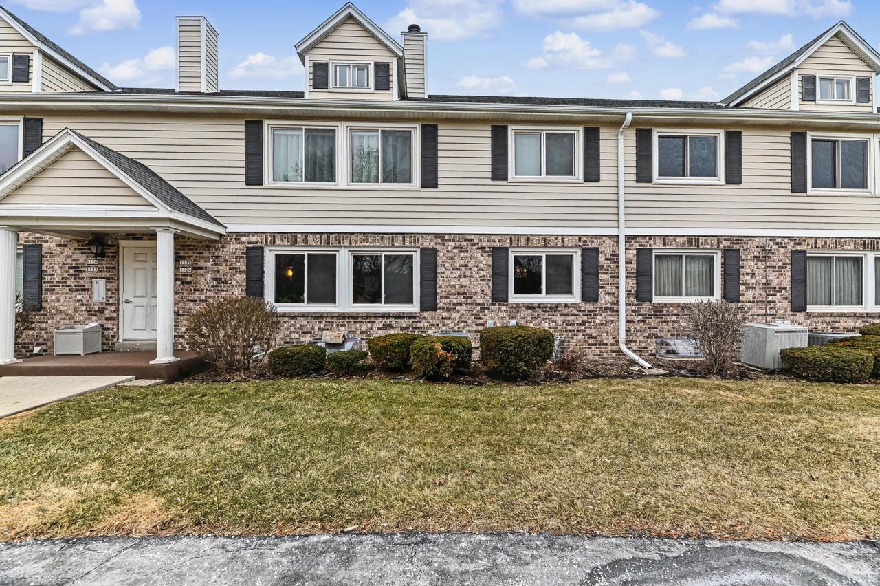 1124 Pilgrim Pkwy, Elm Grove, WI 53122