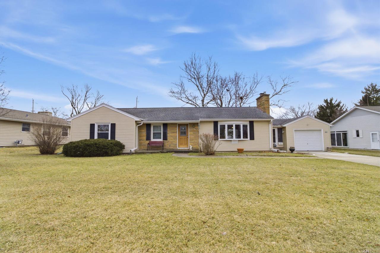 309 Roberts Dr, Mukwonago, WI 53149