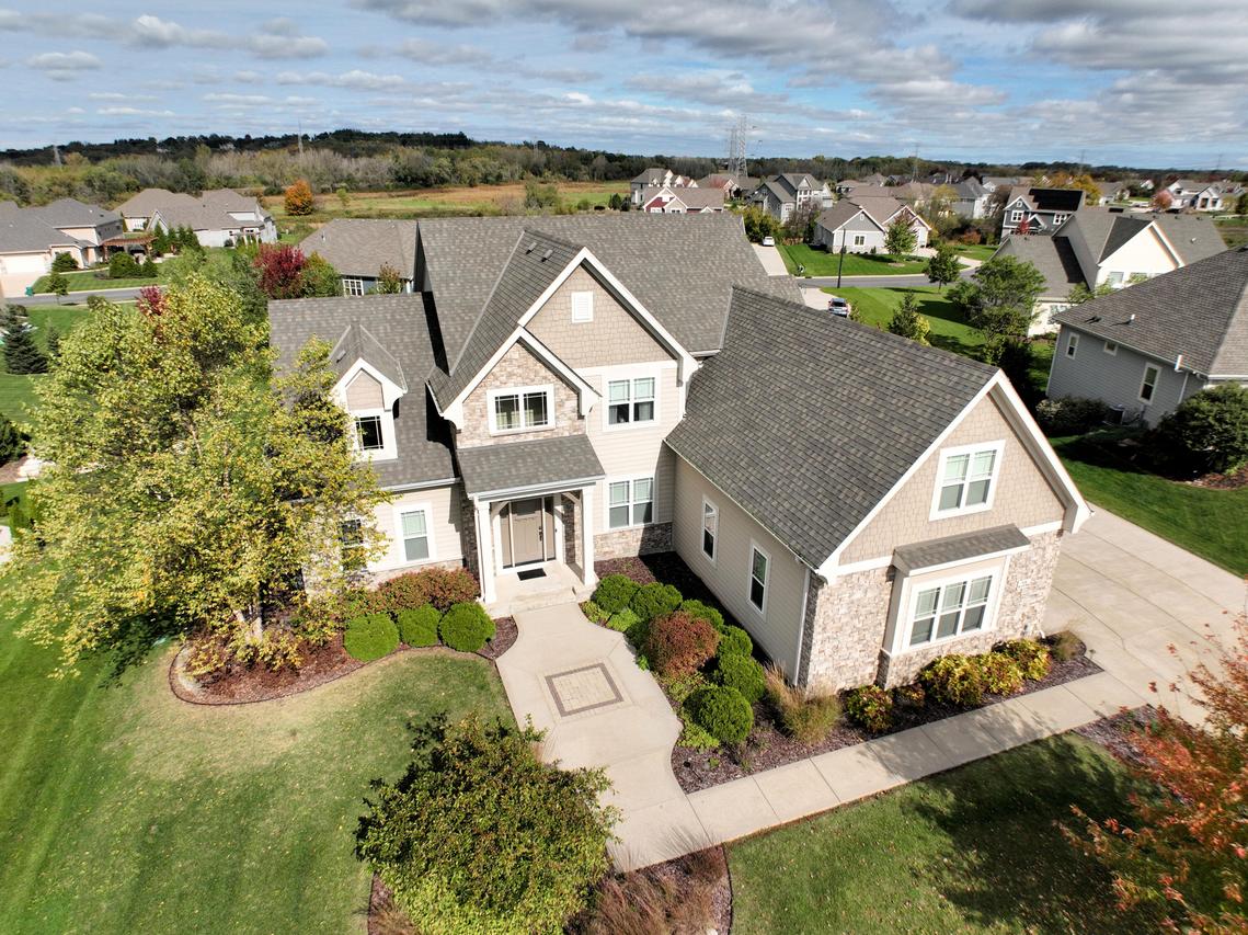 N56W19780 Powell Dr, Menomonee Falls, WI 53051