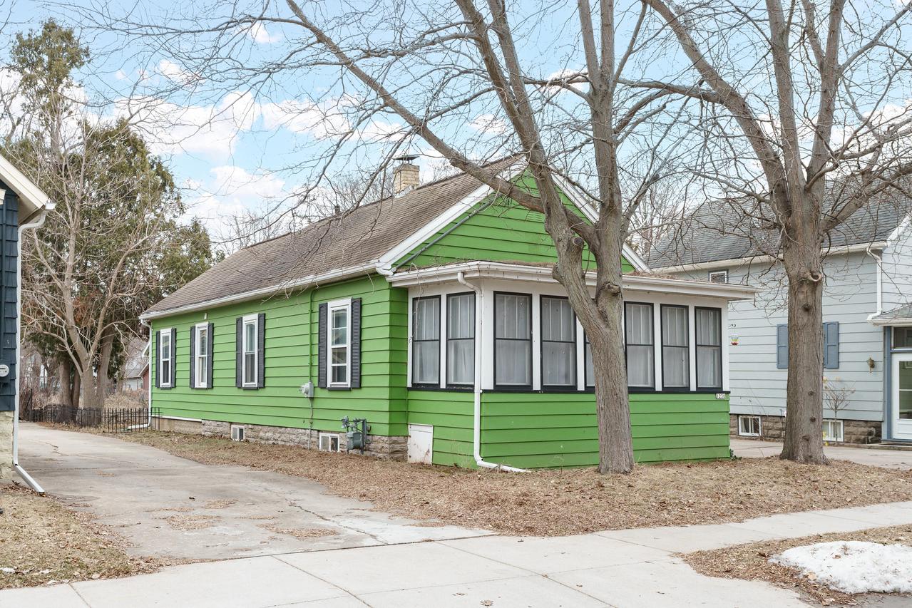 1230 Bay Shore, Oshkosh, WI 54901