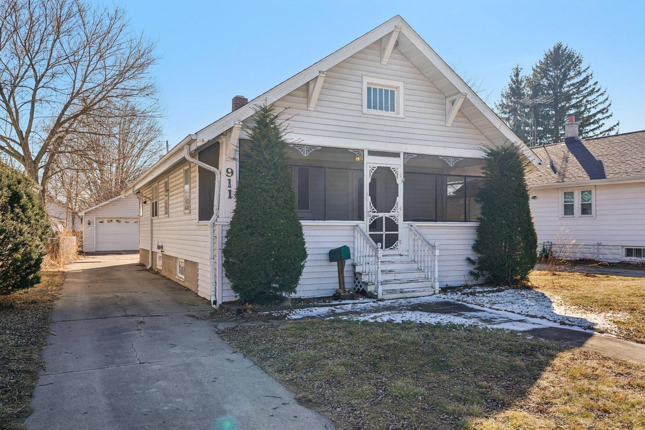 911 75th St, Kenosha, WI 53143