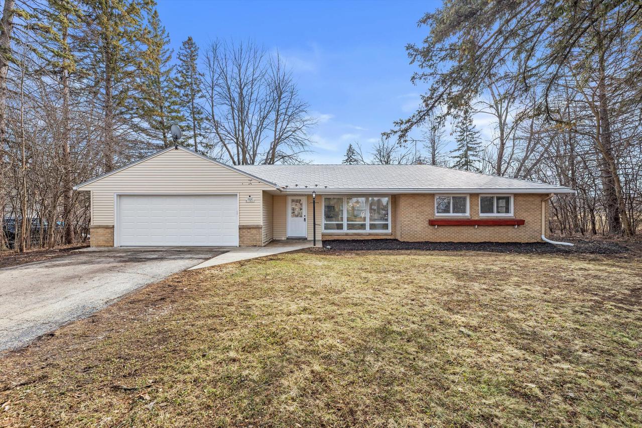 N80W15821 Rainbow Dr, Menomonee Falls, WI 53051