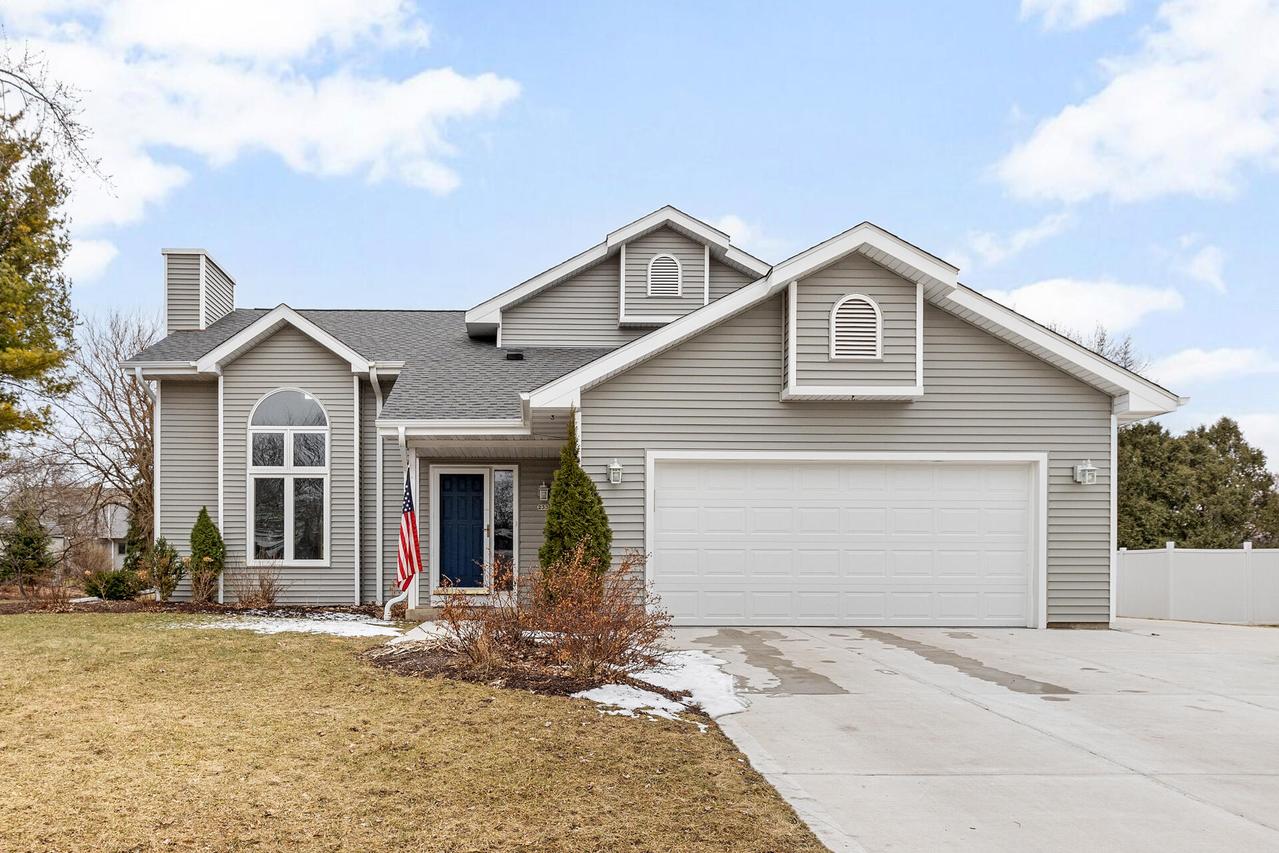 233 Sunnyhill Ln, Oconomowoc, WI 53066