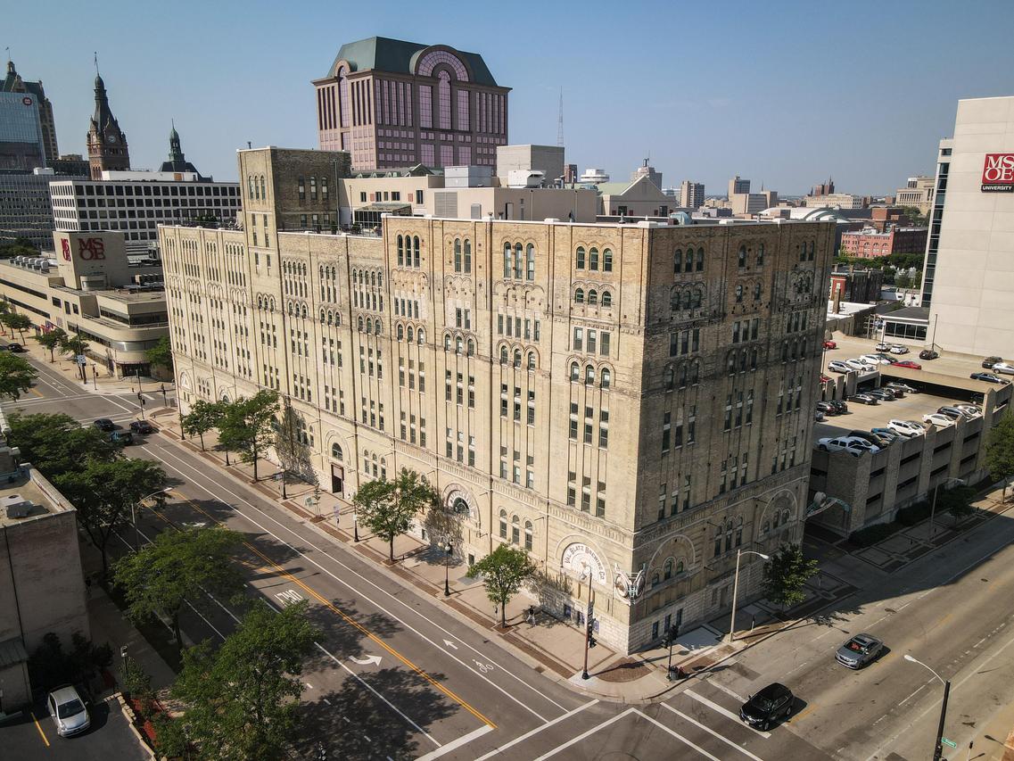 270 E Highland Ave #916, Milwaukee, WI 53202